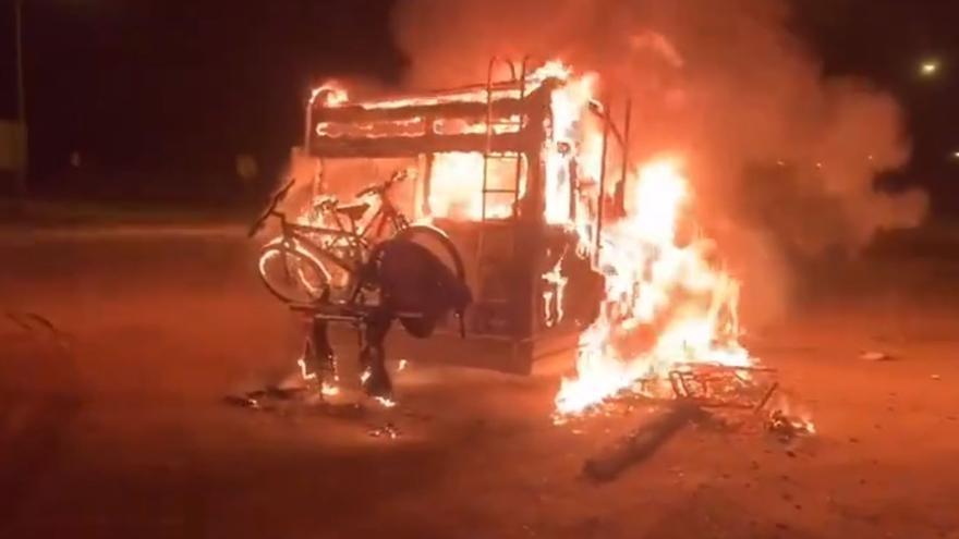 Vídeo |  Espectacular incendio de una autocaravana en Sant Jordi