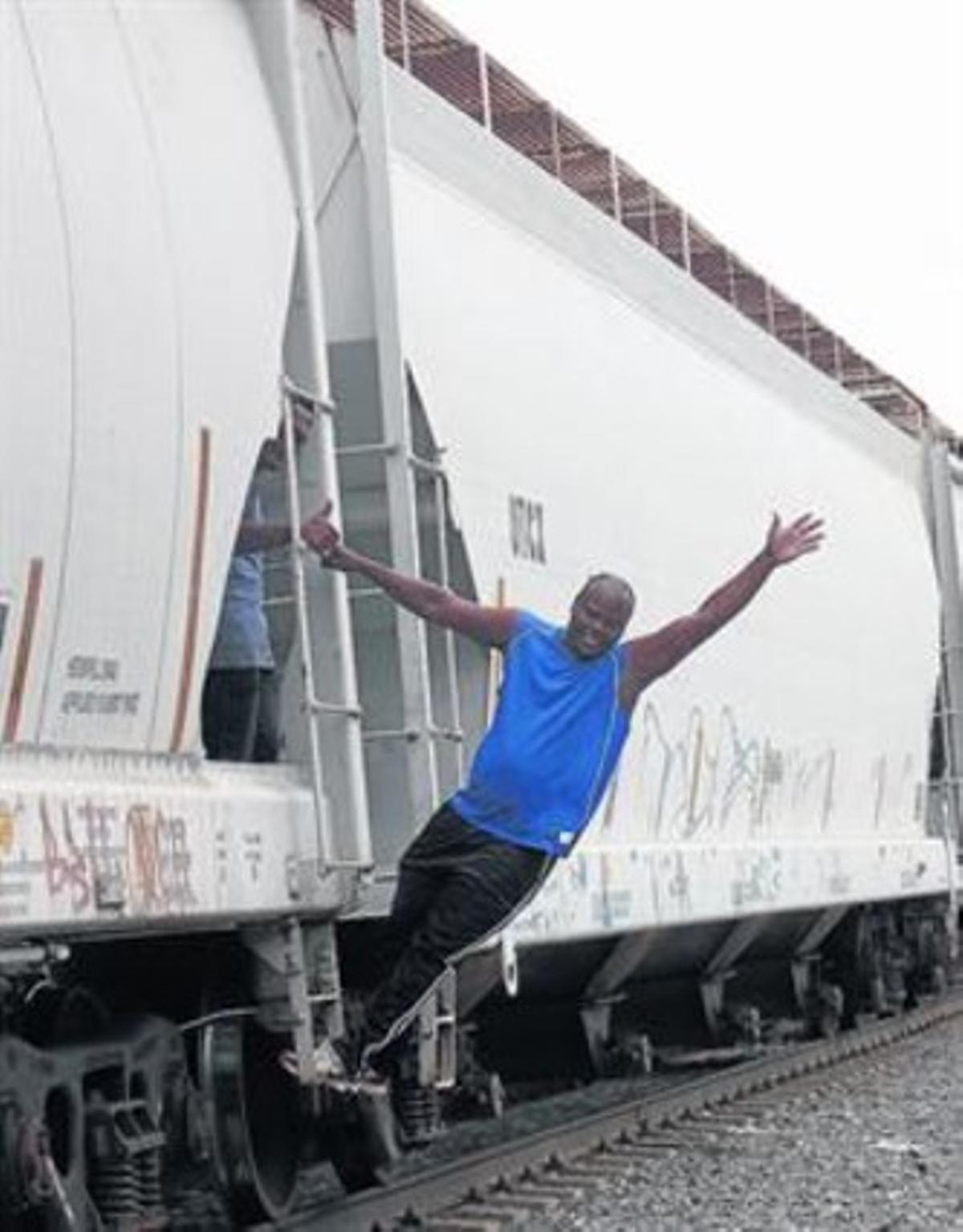 Uns hondurenys esperen la sortida del tren als EUA a Tierra Blanca.