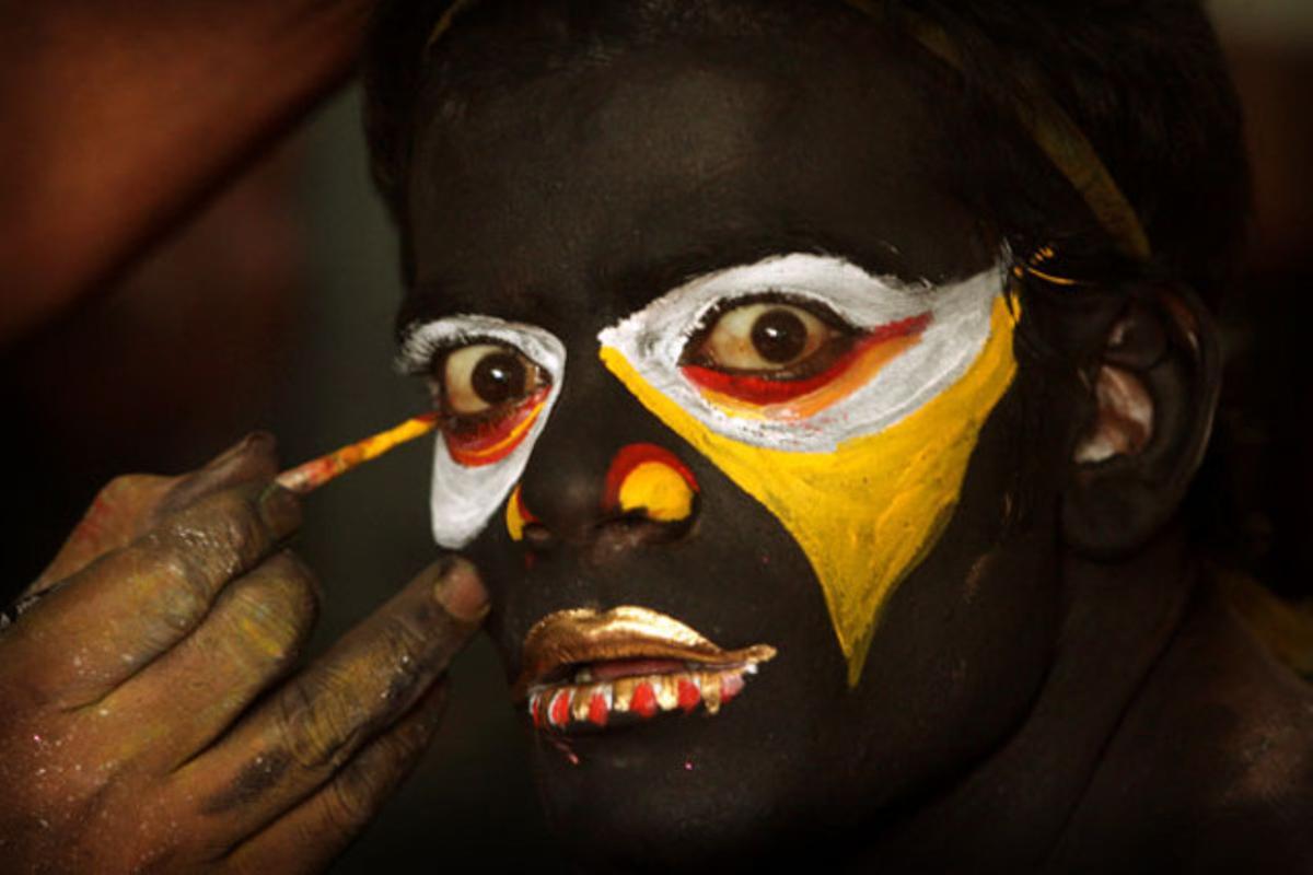 Un artista indi és maquillat durant la processó de Bonalu, al festival de Haidarabad,Índia.