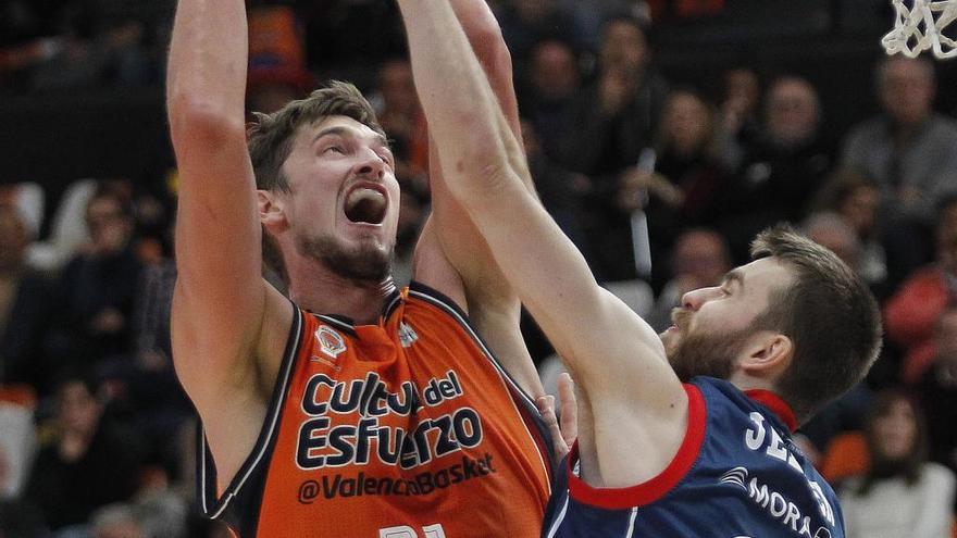 San Emeterio salva un partido de altibajos en la Fonteta