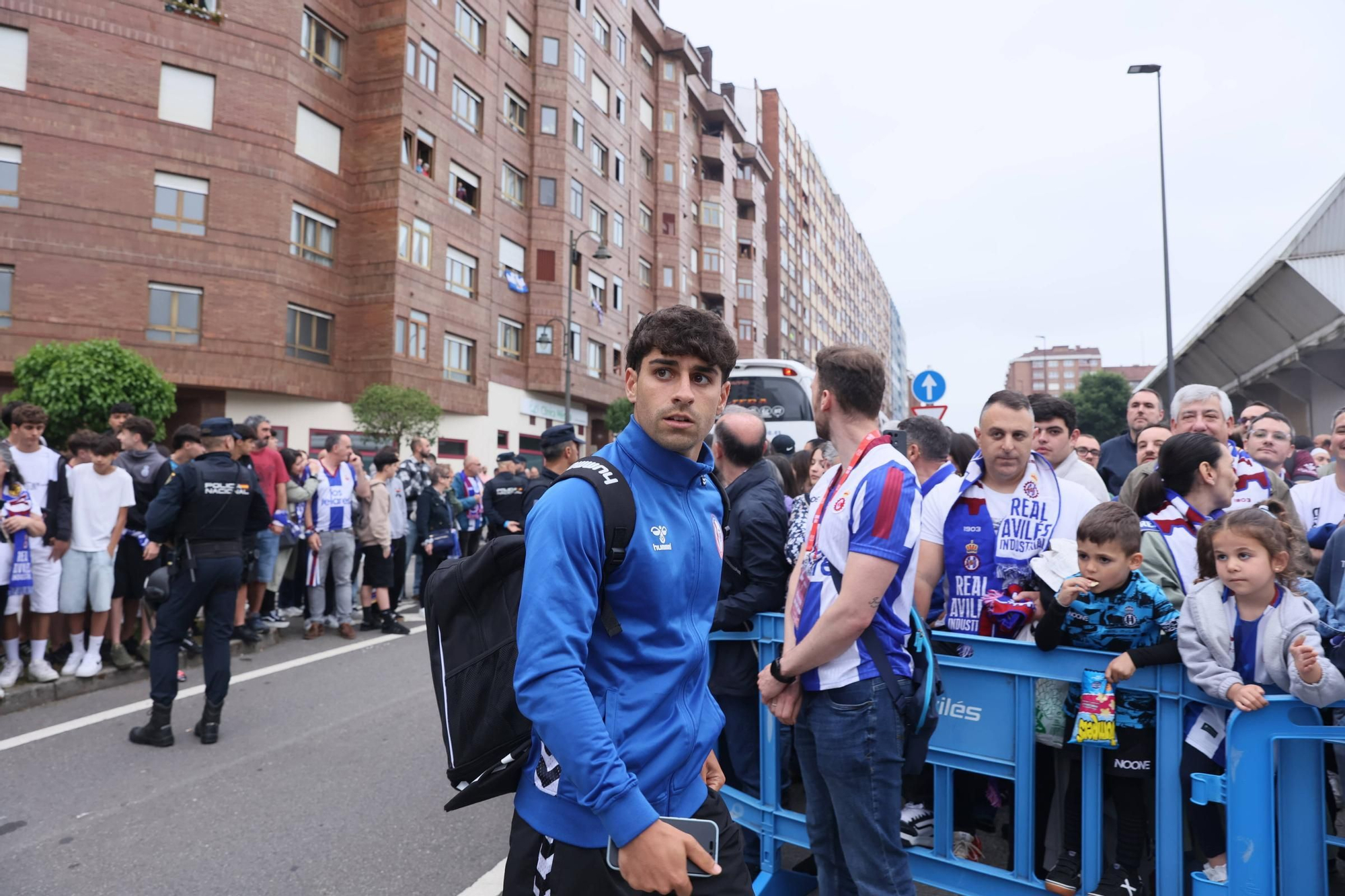EN IMÁGENES: Avilés se tiñe de blanquiazul para la final por el ascenso ante el Rayo Majadahonda