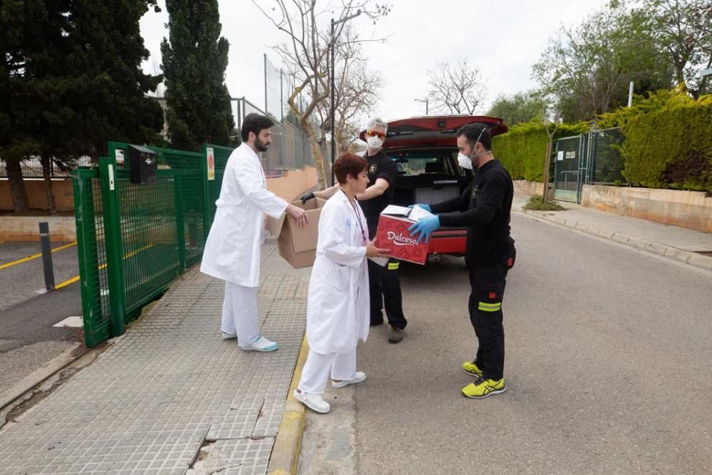 Los bomberos de Ibiza reparten material de protección en las residencias y centros de salud