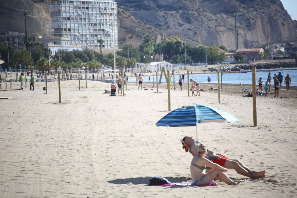 La playa del Postiguet, delimitada con postes