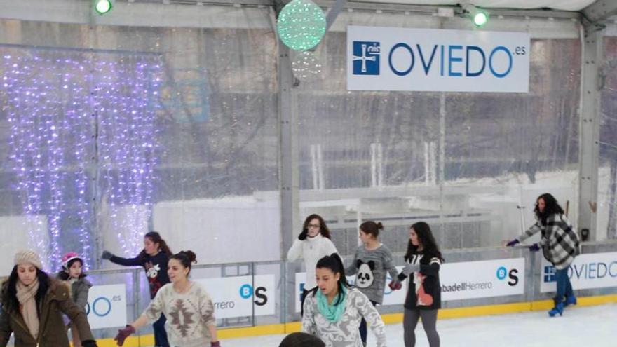 Patinadores en la pista de hielo instalada el año pasado.