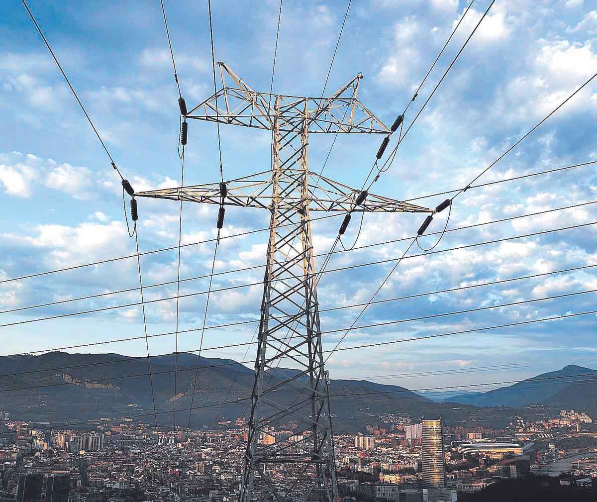 Una torre de alta tensión cerca de una ciudad española.