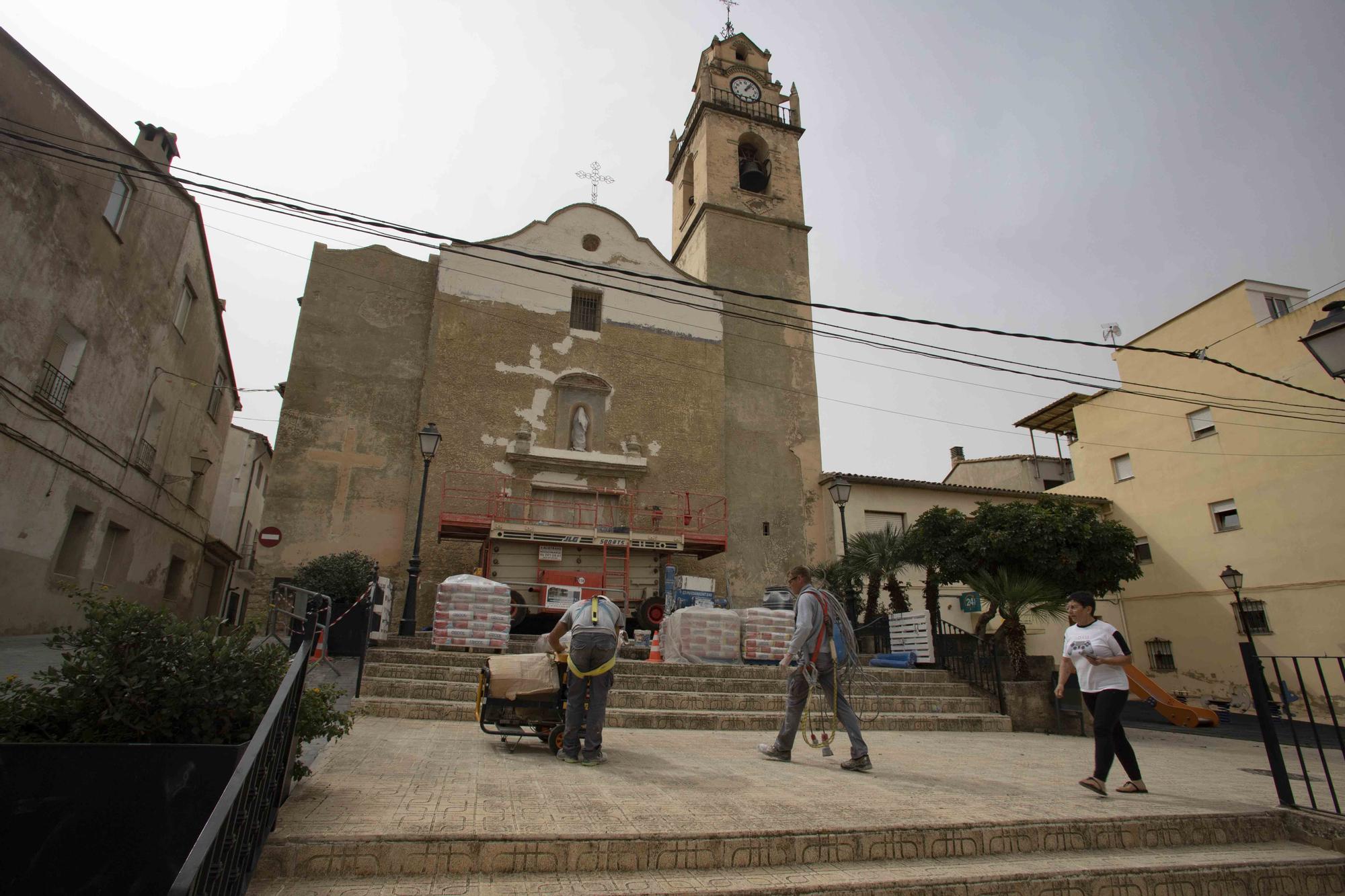 Rehabilitan la fachada y el campanario de la iglesia de Otos gracias a las aportaciones de los feligreses