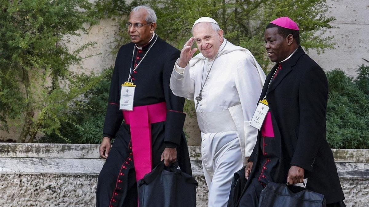 El Papa Francisco saluda al llegar en la cumbre mundial de protección infantil, para reflexionar sobre la crisis de abusos sexuales dentro de la Iglesia Católica en el Vaticano
