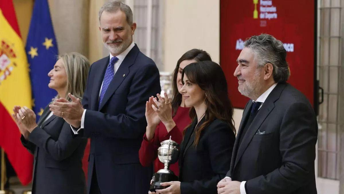 Aitana Bonmatí mientras recibe el premio