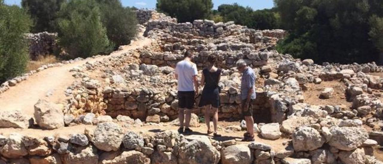 Turistas en el emblemático poblado talayótico de Capocorb, en plena Marina.