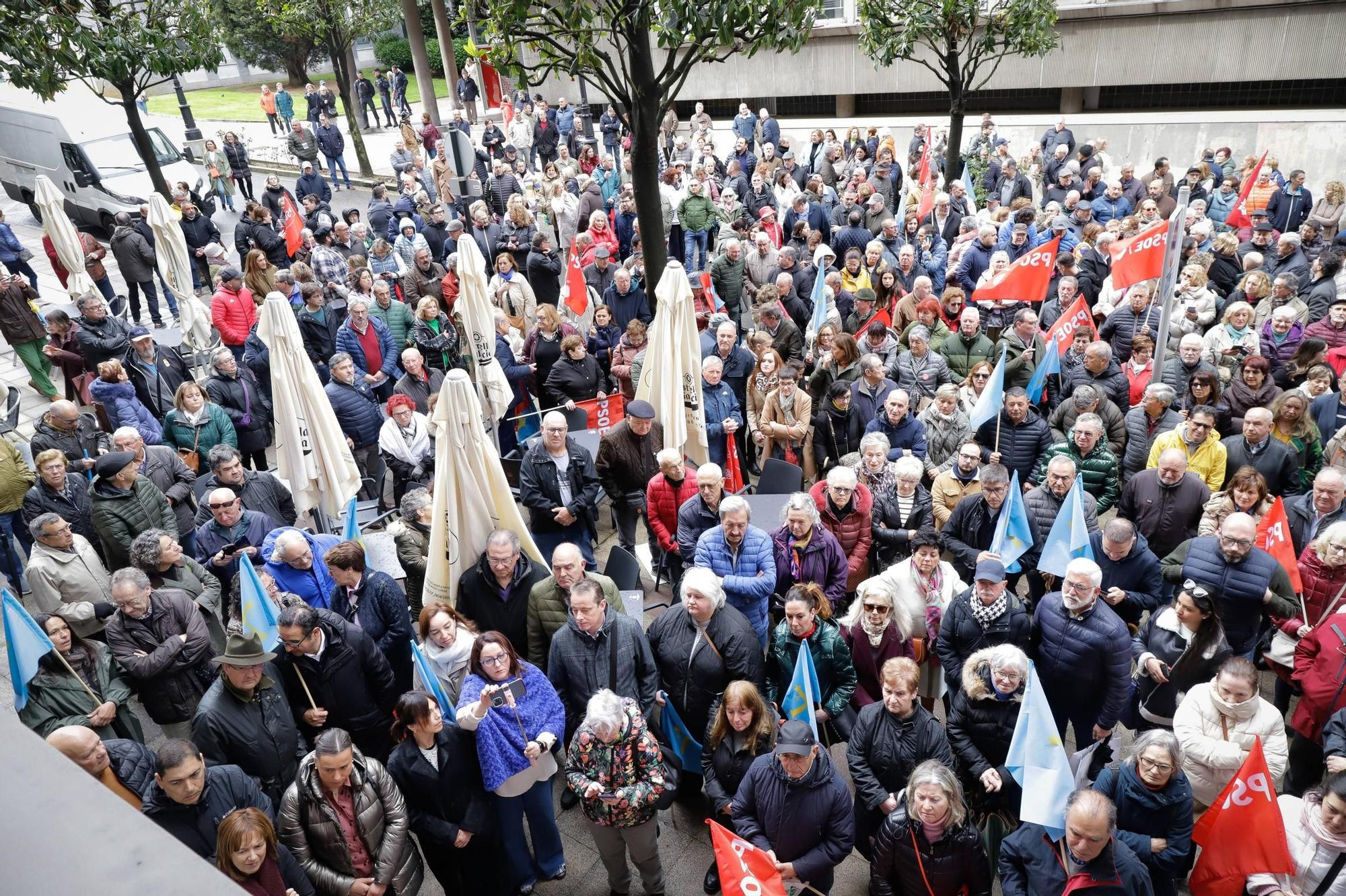 EN IMÁGENES: concentración en Oviedo en apoyo de Pedro Sánchez