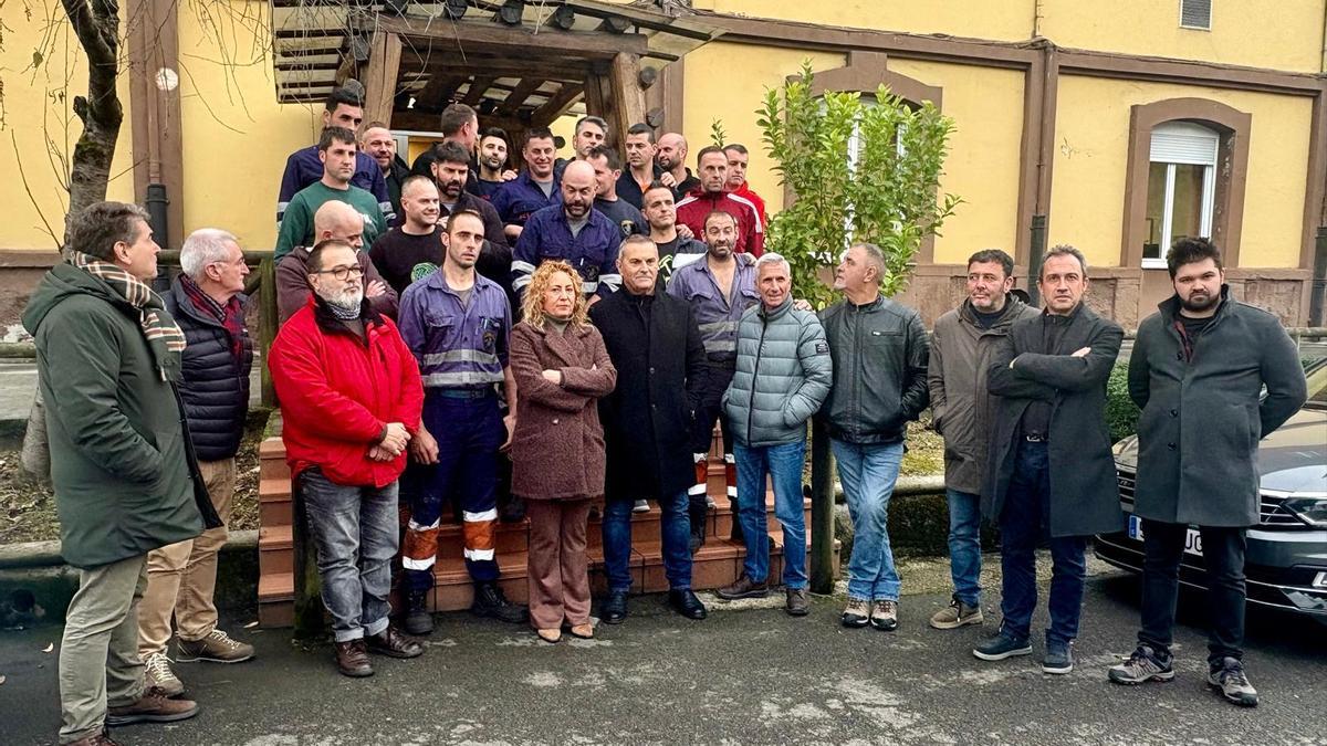 En primra fila, de izquierda a derecha, José Ramón Martín Ardines, Miguel Fernández, Roberto García, Olver Suárez, Gema Álvarez, Mino García, Marcelino Martínez, José Ángel Prada, Julio García, Ovidio Zapico y Adrián Gayo, en la sede de la Brigada de Salvamento Minero