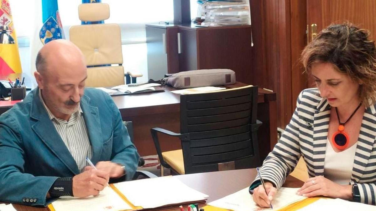 Un momento de la firma del convenio entre la alcaldesa y el presidente de la Confederación Hidrográfica.