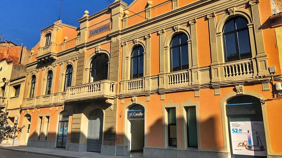 Una imatge de la façana del Casino Borràs, acabada de restaurar fa uns mesos | ARXIU/AJUNTAMENT DE CASTELLBELL