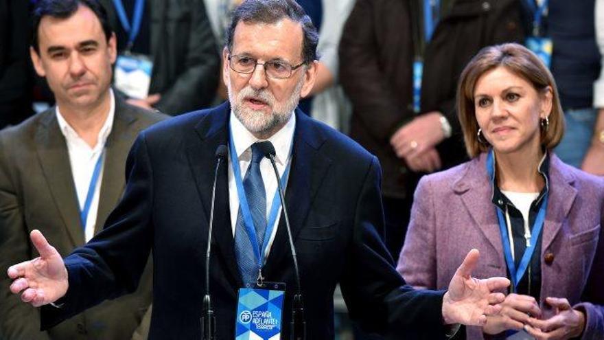 Rajoy fent el discurs acompanyat de Fernández-Maillo i De Cospedal, números 3 i 2 del partit respectivament