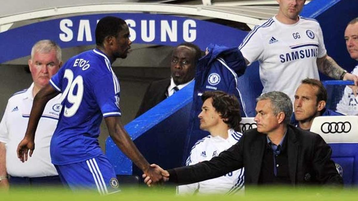 Eto'o saluda a Mourinho en el Chelsea