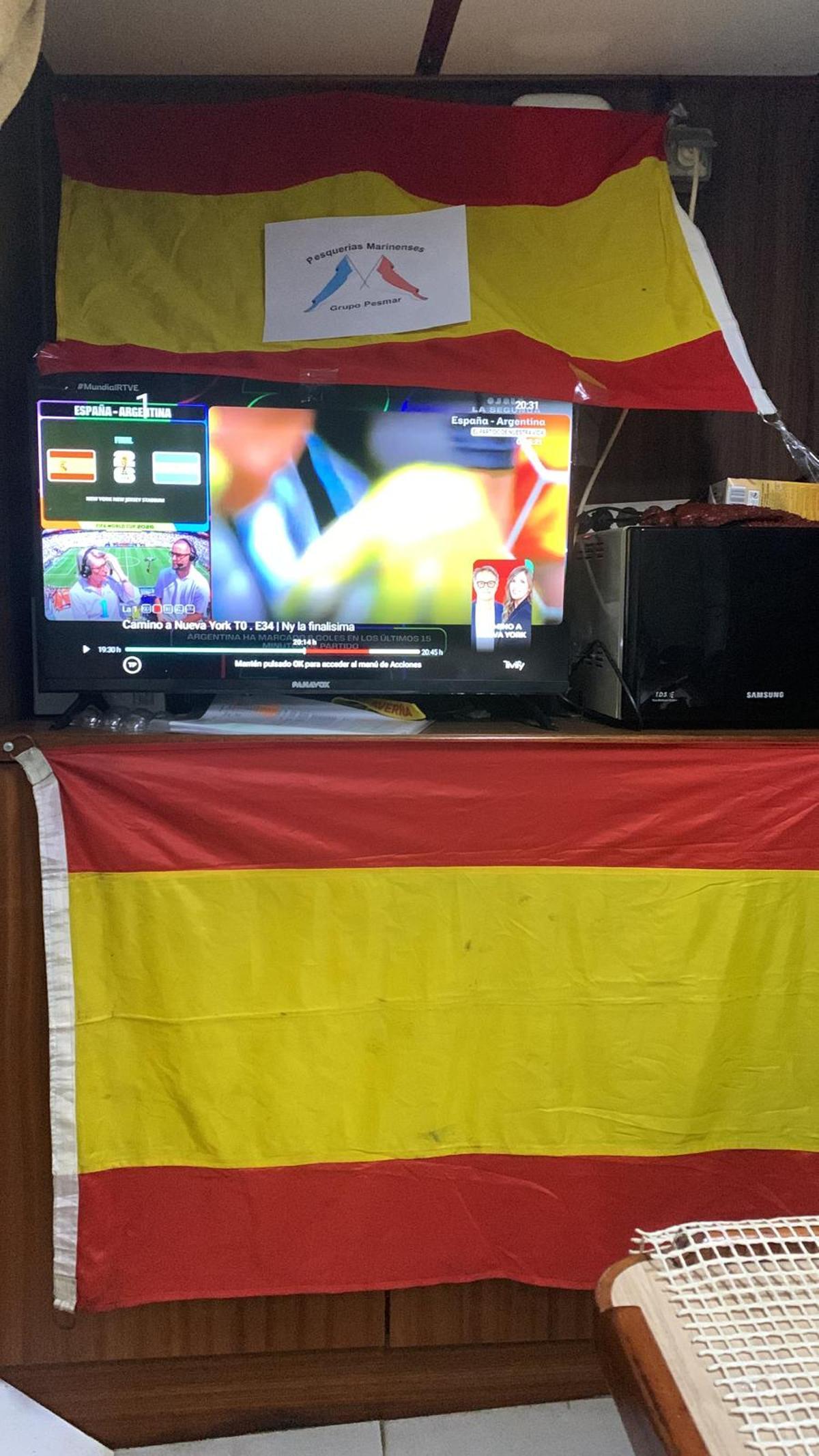 Así siguieron los tripulantes del «Playa de Galicia» la final del Mundial.
