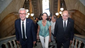 GRAF7028. TARRAGONA, 25/07/2018.- La ministra de Industria y Turismo, Reyes Maroto acompañada del alcalde de Tarragona, Josep Félix Ballesteros (i), y del subdelegado del gobierno, Joan Sabaté, durante su visita al ayuntamiento de Tarragona. EFE/Jaume Sellart