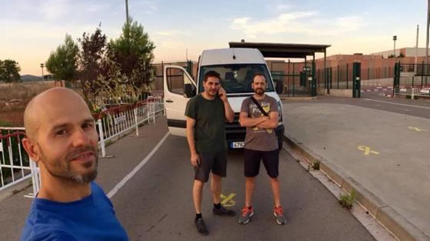 Integrants de la companyia teatral a l&#039;exterior del centre penitenciari