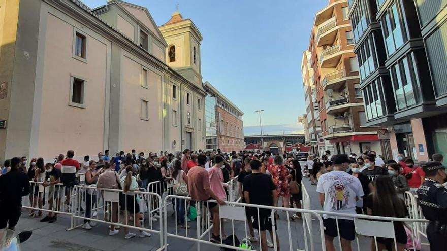 Gran expectación en el segundo turno de recogida de entradas para ir a los toros en Burriana