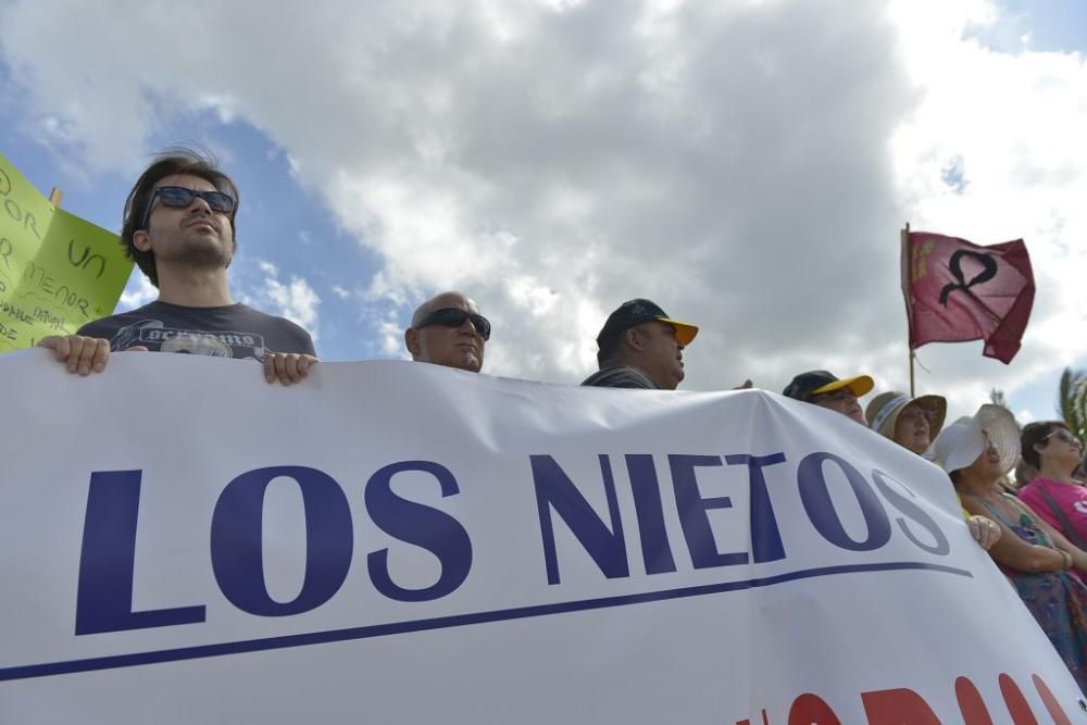 Protesta ante un Mar Menor que amanece cubierto de espuma