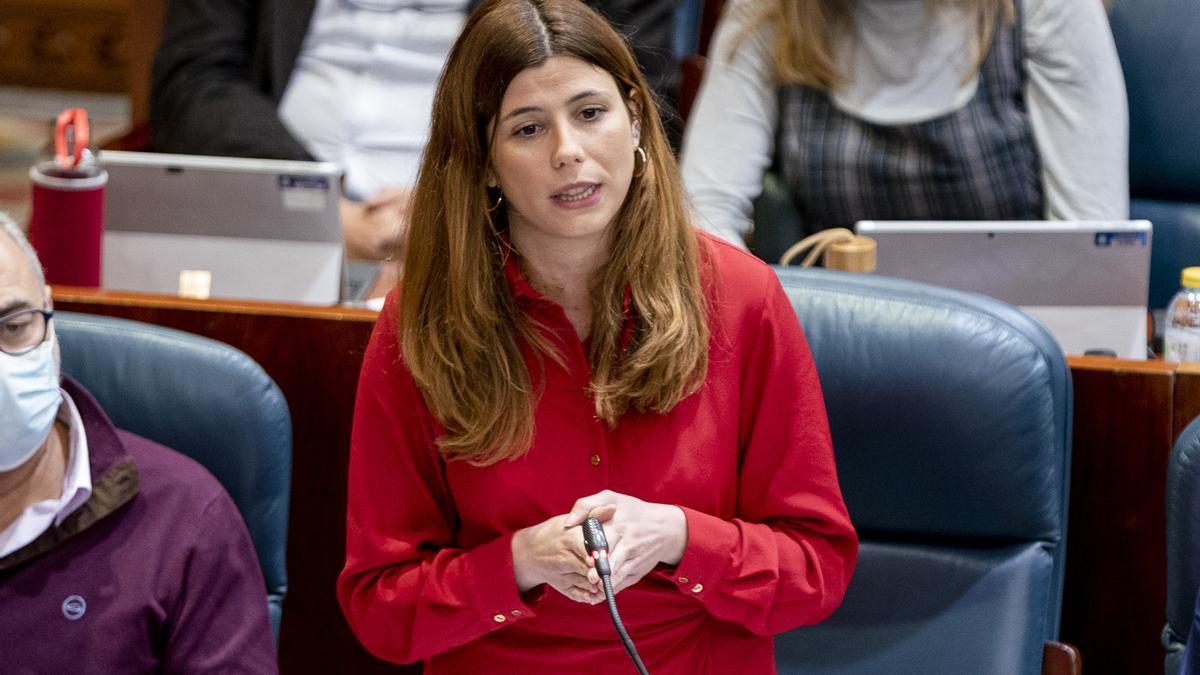 La diputada de Más Madrid, Loreto Arenillas Gómez, interviene en una sesión del pleno de la Asamblea de Madrid, a 3 de marzo de 2022, en Madrid (España).  En el pleno, donde han abordado cuestiones relativas a la salud mental, el gobierno de la