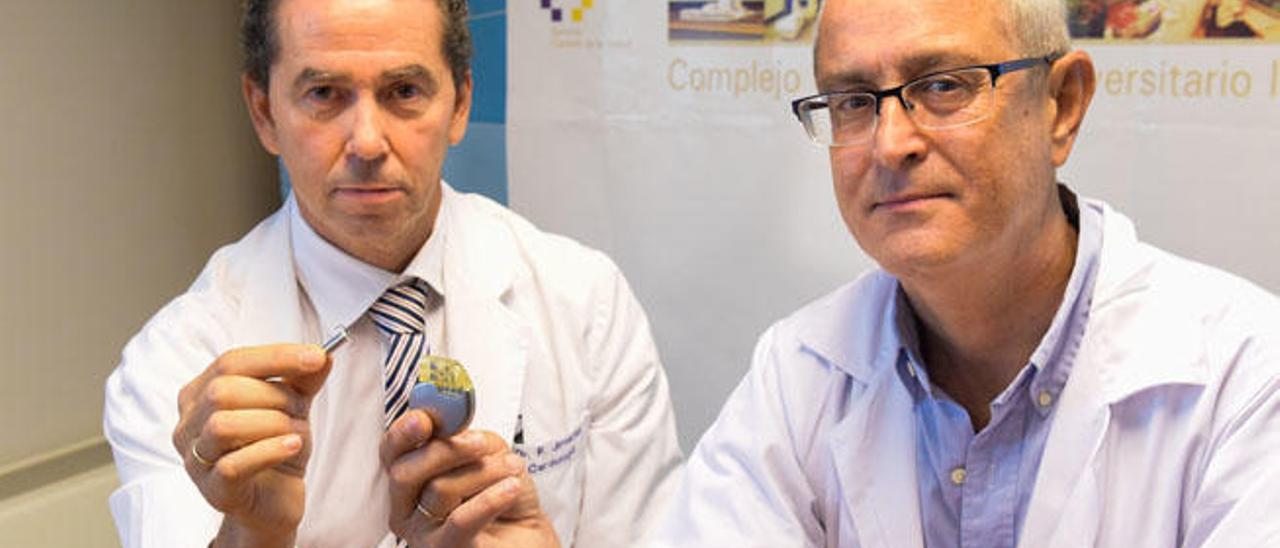 Los cardiólogos Francisco Jiménez y Juan Carlos Rodríguez muestran ambos dispositivos.