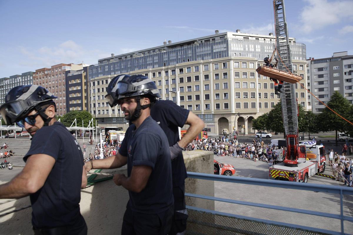 Los bomberos toman Poniente para mostrar su trabajo: “Es importante que la gente vea de primera mano lo que hacemos”