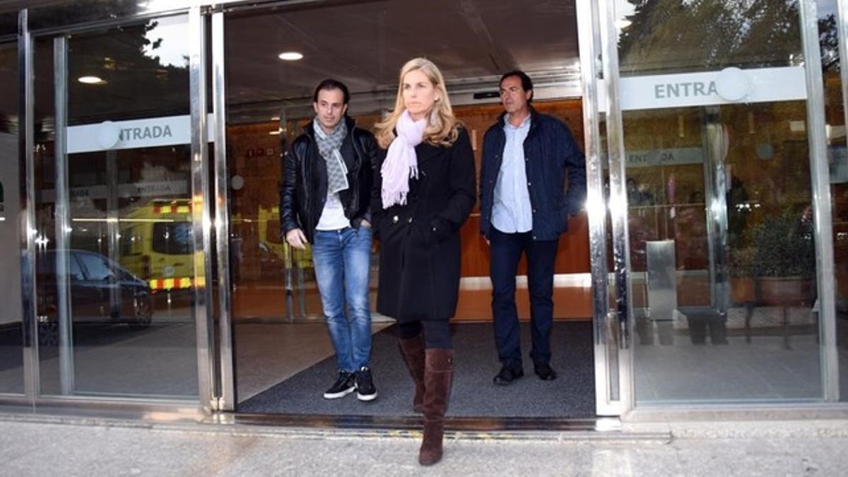 Arantxa Sánchez Vicario y su marido Josep Santacana salen del tanatorio de Les Corts en Barcelona.