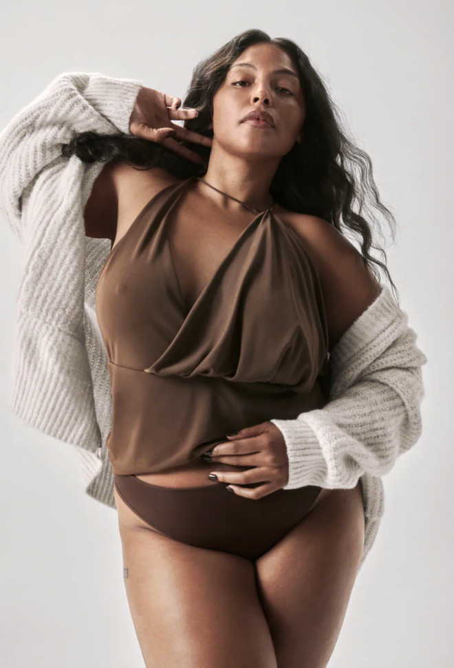 Paloma Elsesser con uno de los tops de la colección nueva de Zara