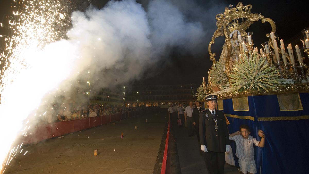 Procesión de la Virgen del Socorro por La Corredera con fuegos artificiales.