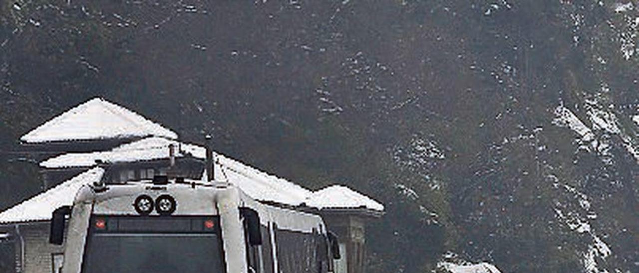 Un tren de Feve, ayer, entre la nieve cerca de Cabañaquinta.