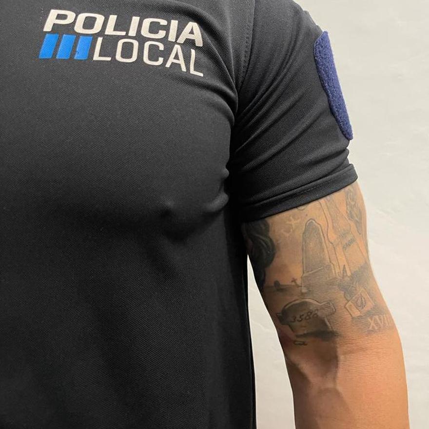 Un agente de Policía Local muestra uno de sus tatuajes