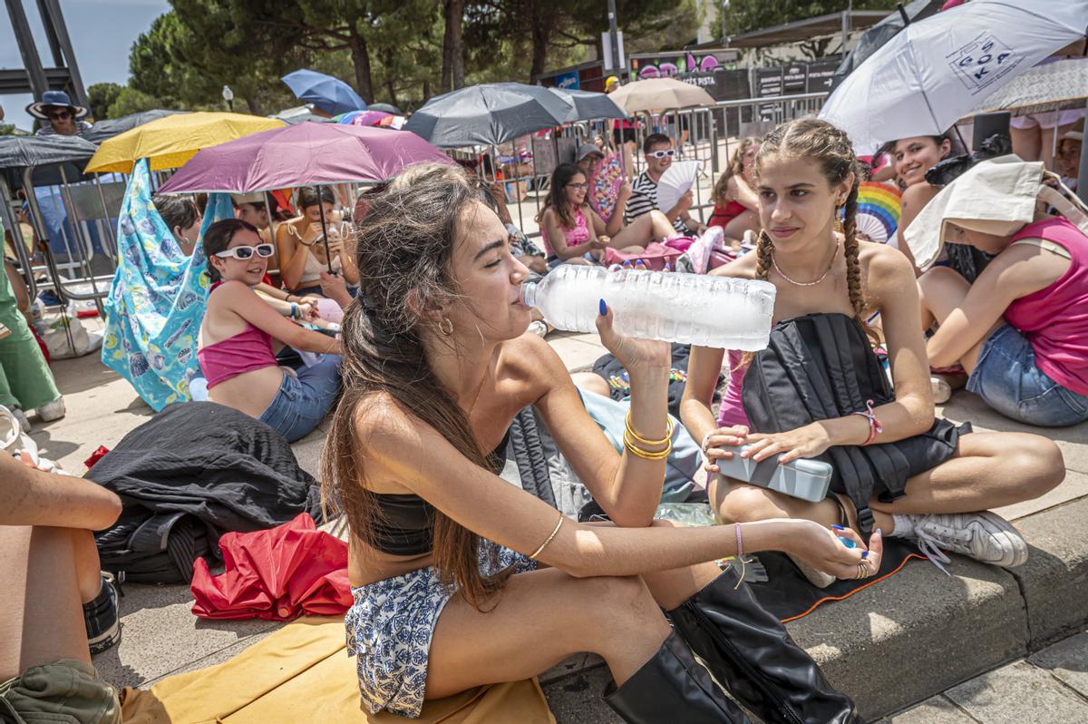 Largas colas para el concierto de Harry Styles en Barcelona en plena ola de calor