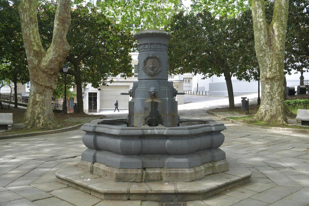 La fuente de la plaza de Azcárraga, sin la estatua.