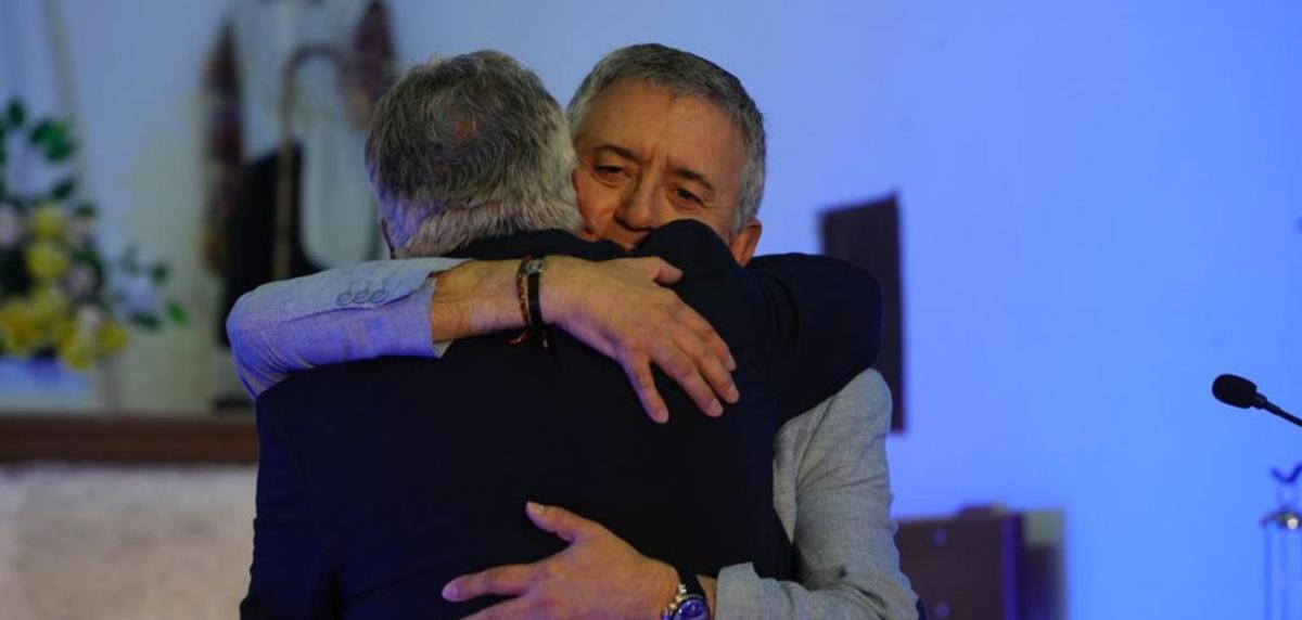 Emotivo momento en la entrega del premio al sayagués ilustre. | José Luis Fernández
