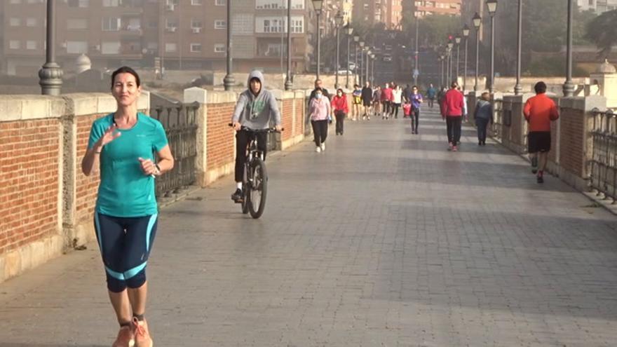 Deporte y paseos devuelven la vida a parques, senderos y puentes de Badajoz