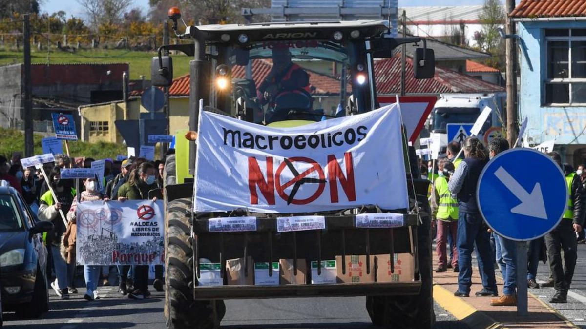 Clamor en Curtis contra los “macroeólicos”: “Dejan toda la comarca dentro de un parque”