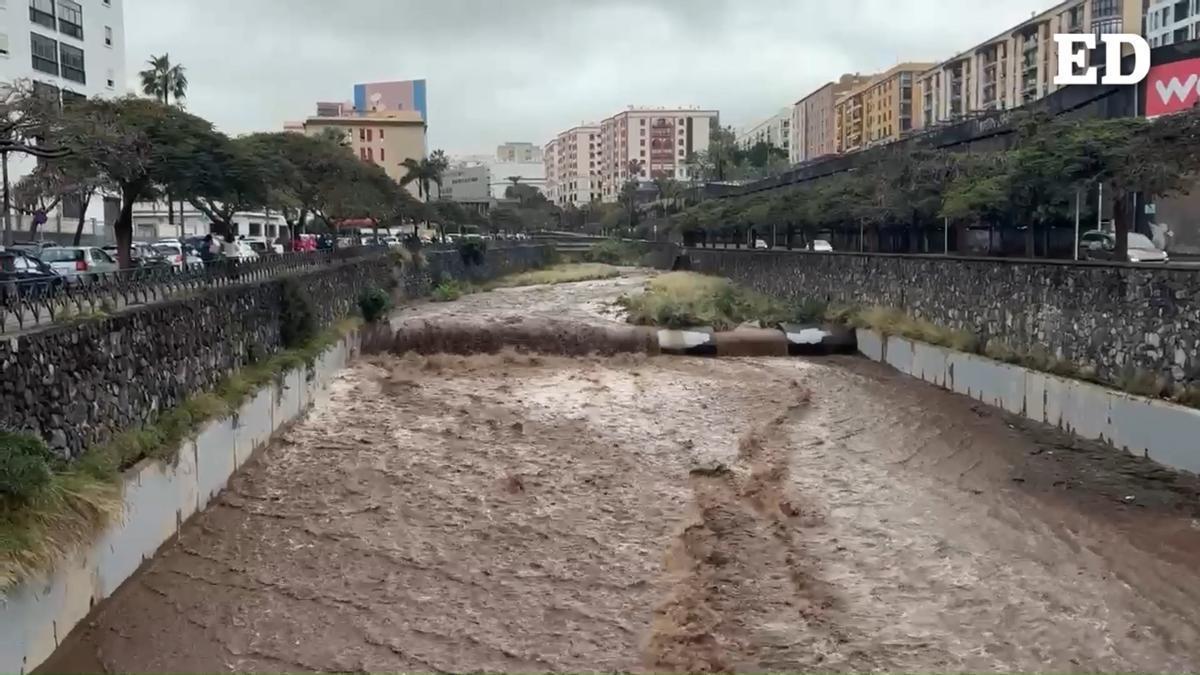 Agua corriendo por el Barranco de Santos en Santa Cruz de Tenerife
