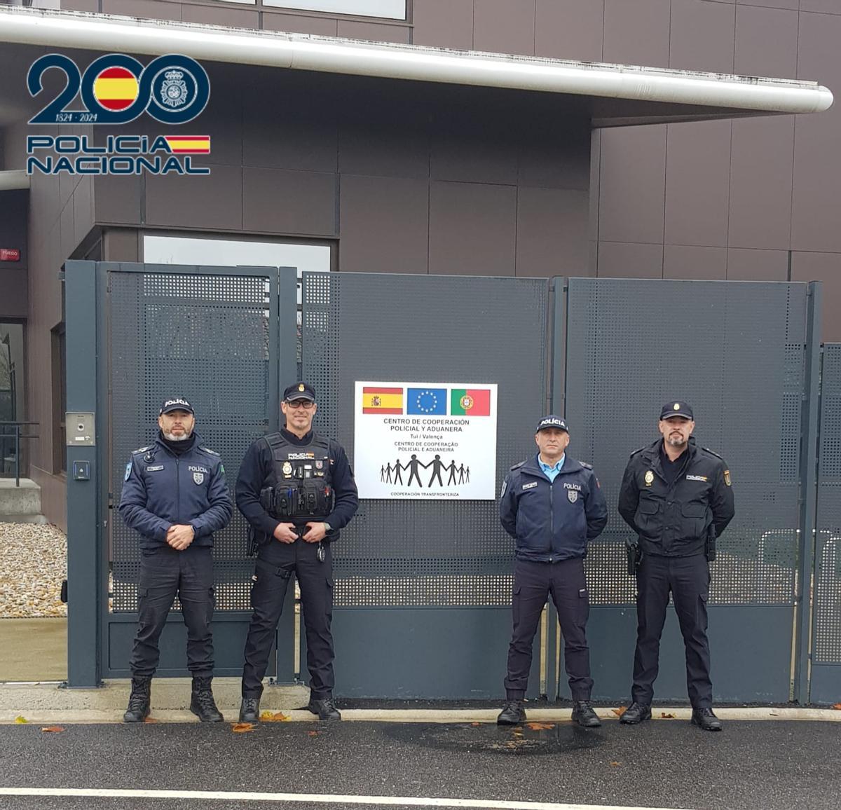 Los dos agentes de la Policía Nacional de Vigo posan junto a sus compañeros portugueses en Santa María da Feira