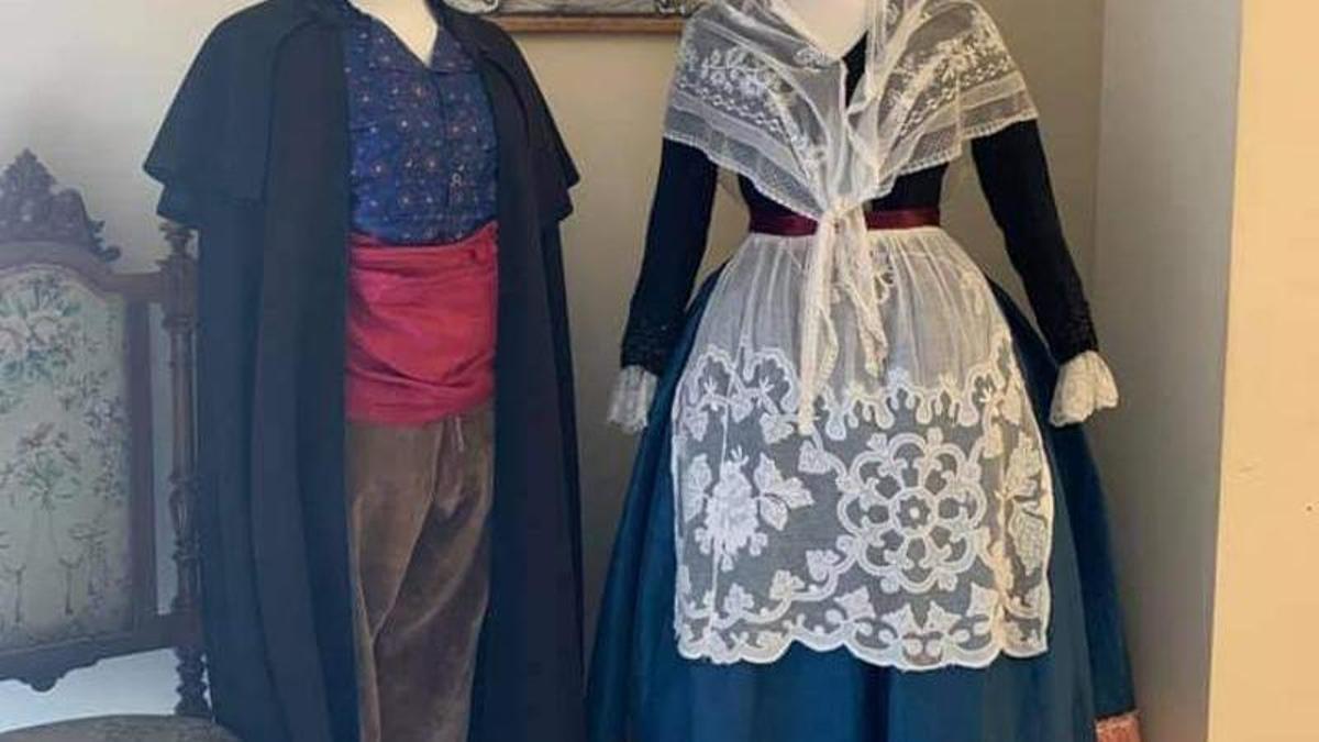 Traje típico de mujer y hombre en el Museo Etnológico de Biar.