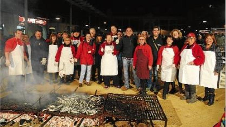 Membres de l&#039;Associació de Festes Ganxones (amb jaqueta vermella), treballadors municipals i representants de l&#039;anterior govern local, a l&#039;enterrament de la sardina del Carnaval ganxó de l&#039;any passat.