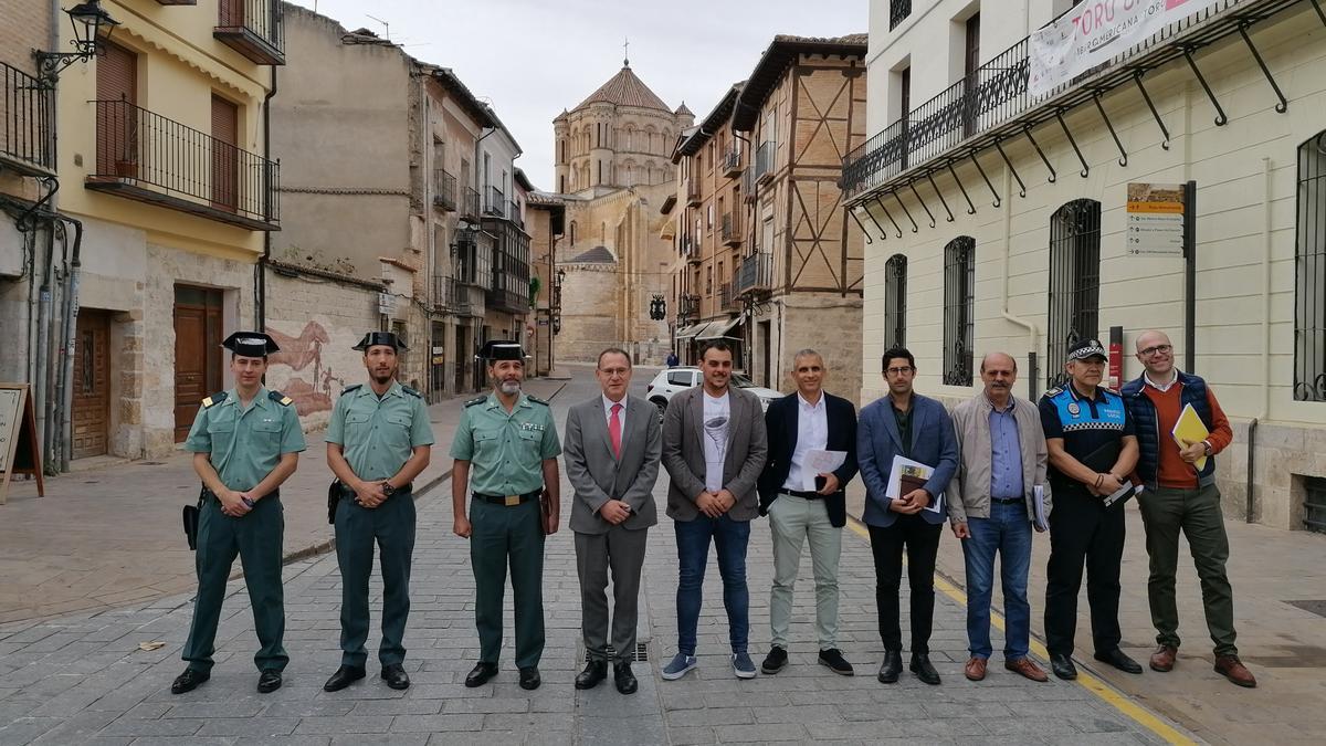 Autoridades, técnicos y responsables de la Policía y Guardia Civil posan tras la Junta de Seguridad de la Vendimia