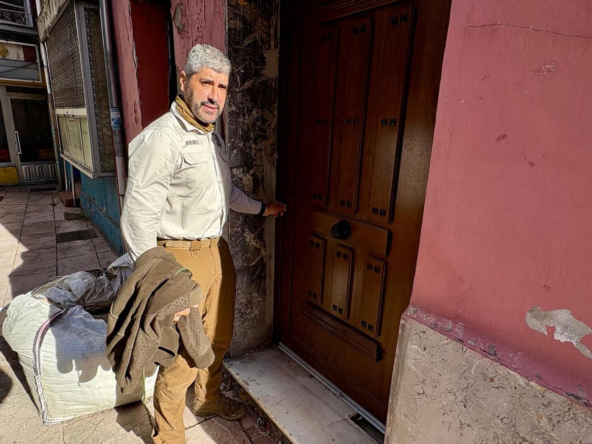 Arcadio Noriega abriendo la puerta de la que será la sede de Los Bribones en Pola de Laviana