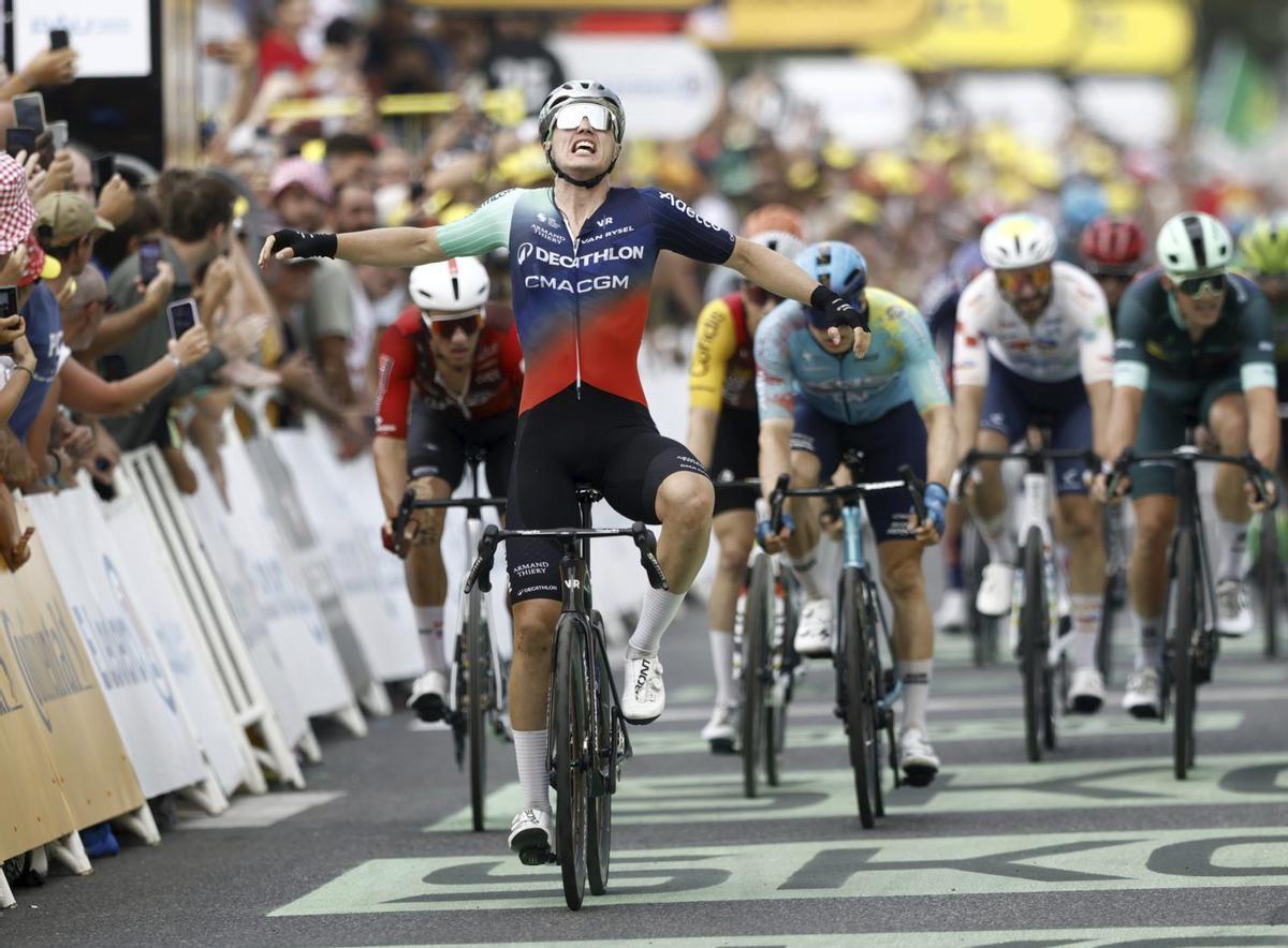 El caos s’apodera del Tour amb un esprint desastrós a Pau