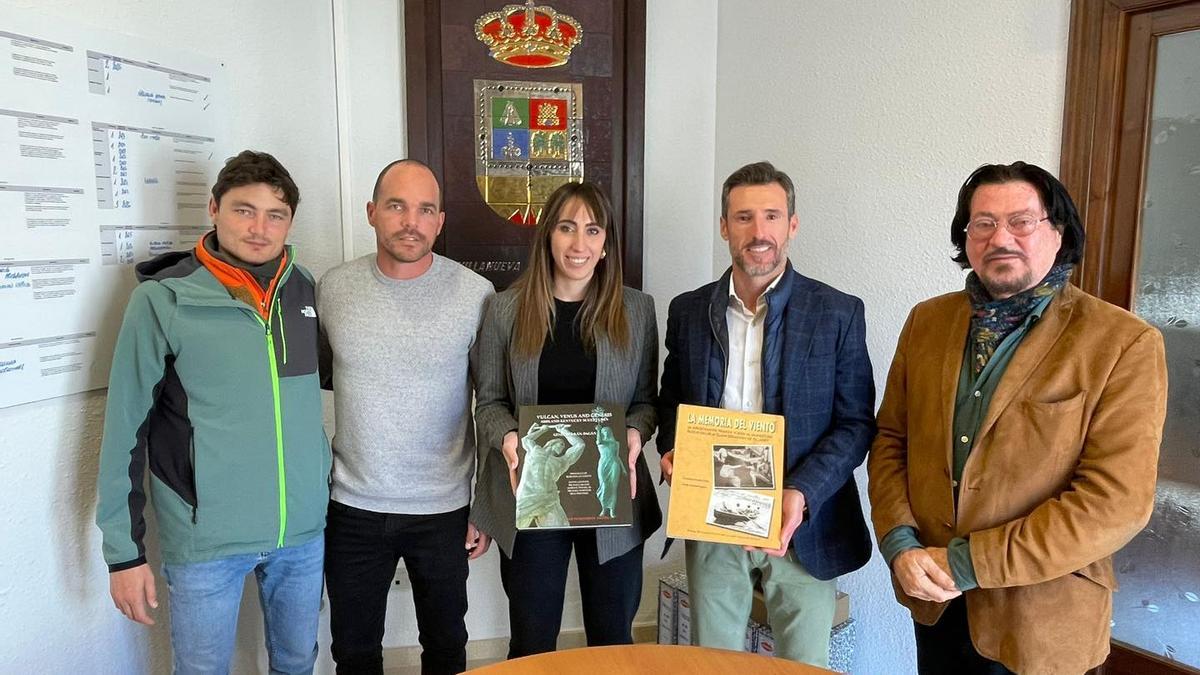 Ginés Serrán y su hijo durante su visita al Ayuntamiento de Villanueva del Rosario