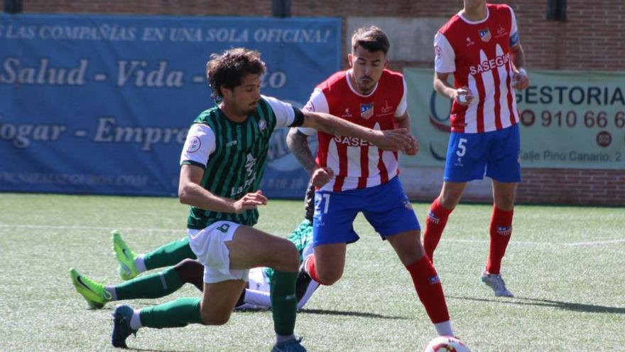 Jaime, del Atlético Paso, disputa el balón con Ángel López. | ATLÉTICO PASO