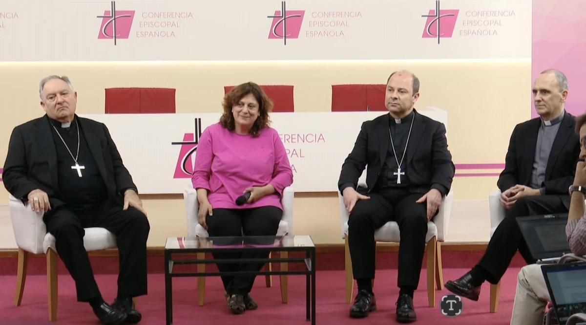 El obispo de Canaria, la secretaria de Cáritas de la provincia oriental, el prelado de Tenerife y el portavoz prensa de la Conferencia Episcopal, de izquierda a derecha.