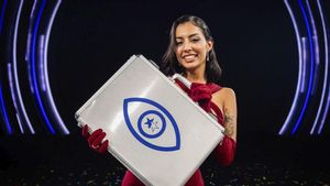 Marieta con el maletín de GH Dúo.