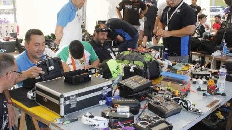 Pilotos en la zona de boxes en el evento del año pasado. // S.Á.