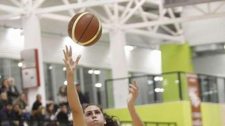 Araújo lanza a canasta en el partido de la primera vuelta. // R. Grobas